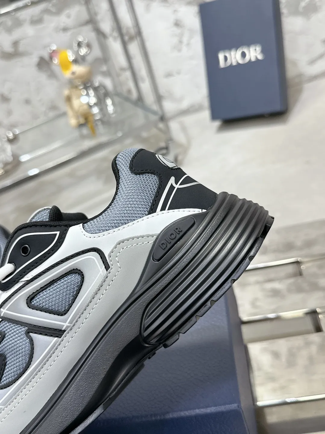 Men's men's shoes 💰600❤️❤️❤️High version Dior Dior's latest color matching B30 series reflective dad sneakers original 17380💰 purchased for development and production Brand new B30 sneakers Dad Shoes style shoes that follow the trend of the retro market The Dior logo on the tongue also indicates that this pair of shoes is the B30 model! B30 uses fine-textured leather and mesh cloth materials to form a shoe body. There are conspicuous letters CD on both sides of the shoe body to indicate identity. Many lines on the shoe body outline details to make the shoes look less monotonous and full of retro flavor. The delivery counter is exquisitely packaged🛍📦 ▪️Fabric: Original customized technical fabric + mesh ▪️Inner lining: Customized breathable lining ▪️Outsole: Original molded IP foam + TPU outsole ▪️Sole thickness: 3.5CM ▪️Size: Women’s size 35-40 / Men’s size 39-46